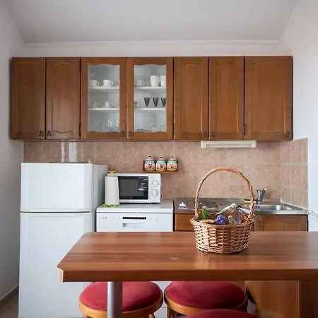 2 Bedroom With Sea View * מאנדרה
