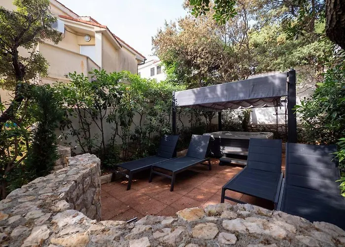 2 Bedroom With Sea View Vikendica